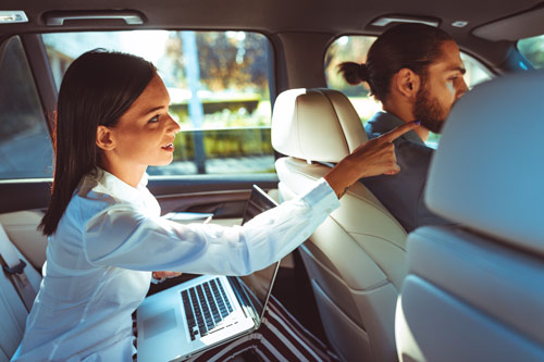 Un chauffeur de taxi et sa passagère