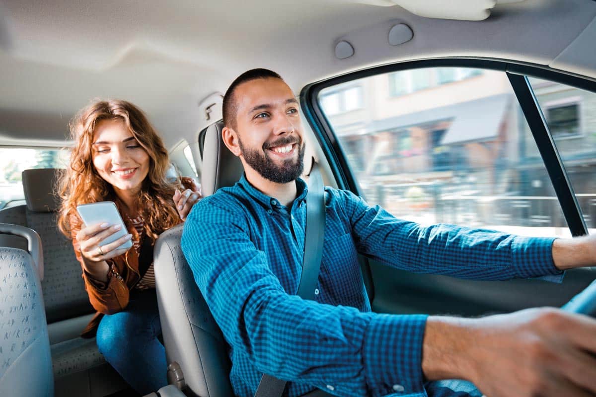 Un chauffeur et sa passagère