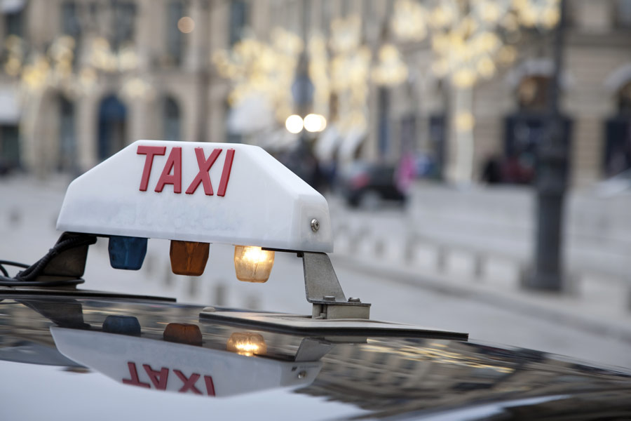 taxi dans les rues de Paris