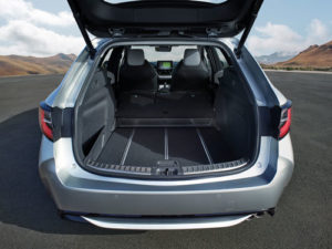 toyota_corolla_touring_sports_hybrid_38 Une voiture hybride avec un grand volume de coffre
