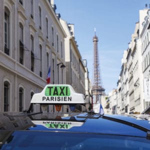 lumineux taxi sur toit de véhicule